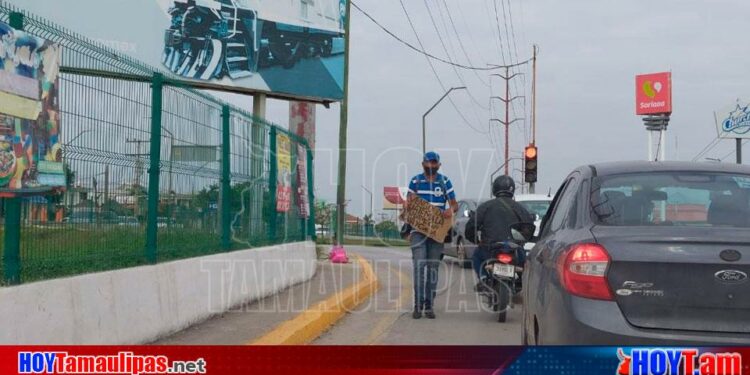 Hoy Tamaulipas - Migrantes en Tamaulipas Migrante pide ayuda en cruceros de Ciudad Madero para comer