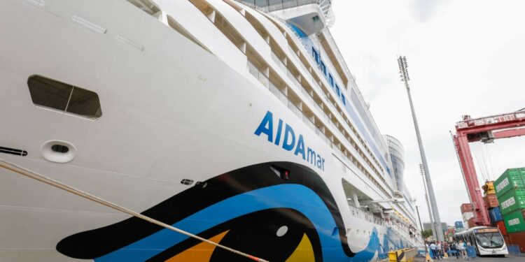 El AidaMar, crucero de origen alemán, en el puerto de Buenos Aires, es el primero en llegar al país de cara a la temporada 2022-2023