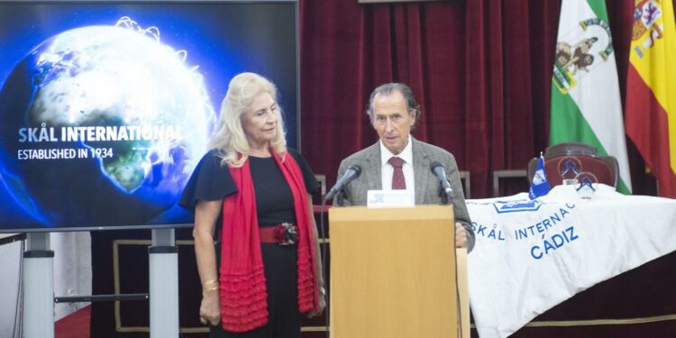 Josefa Díaz junto a José María Román en la presentación de los Premios Skal Dipucadiz.es