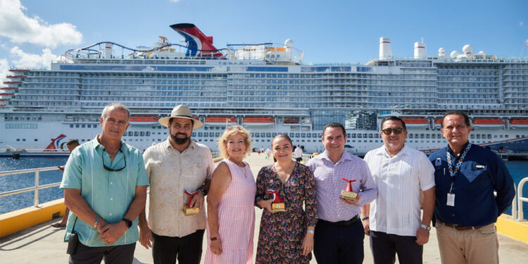 Juanita Alonso da bienvenida al crucero “Carnival Celebration”