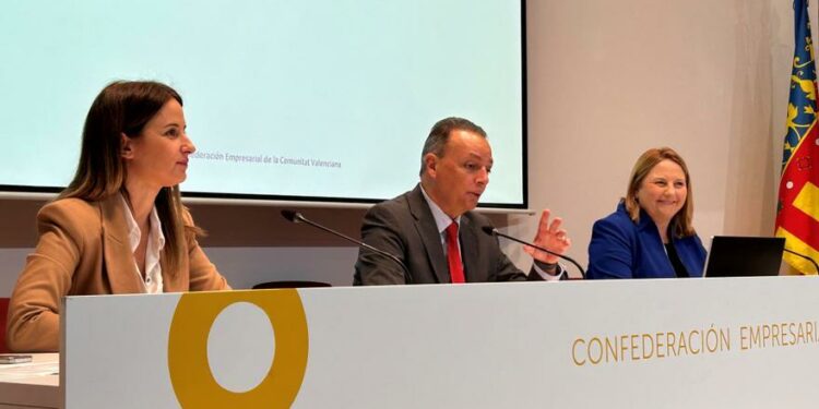 La CEV rechaza la aprobación de la tasa turística y asegura que lastrará al sector