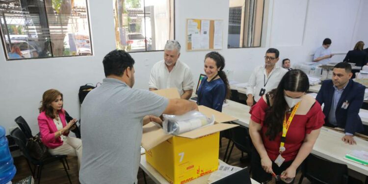 La Nación / Justicia Electoral envió 78 maletines electorales al exterior para las internas