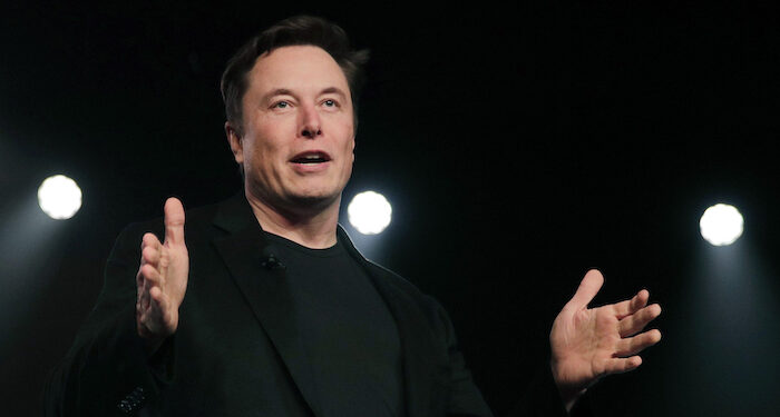El director general de Tesla, Elon Musk, habla antes de develar el Modelo Y el 14 de marzo de 2019, en el estudio de diseño de Tesla, en Hawthorne, California.