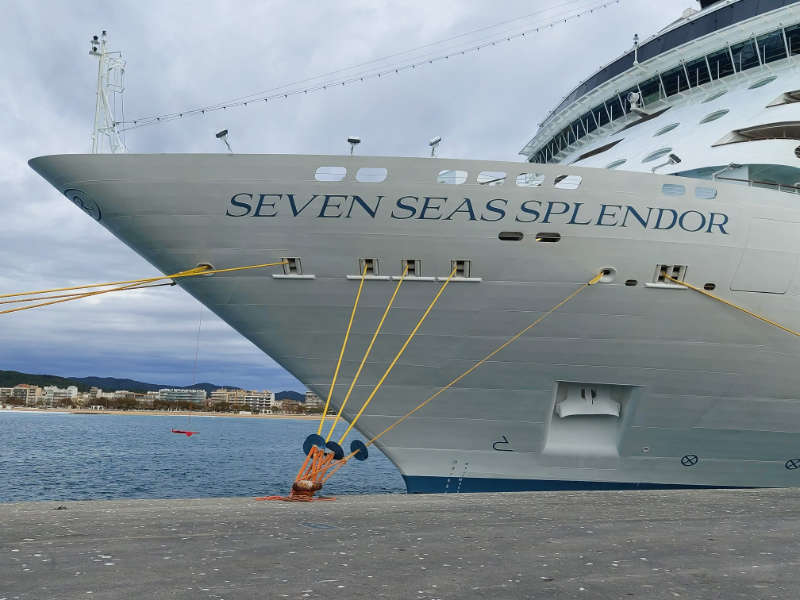 El “Seven Seas Splendor” hizo una escala inaugural en el puerto de Palamós