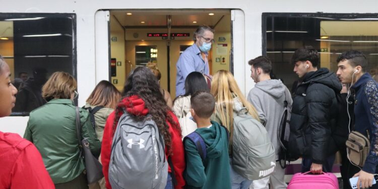 La huelga de Renfe provoca aglomeraciones y retrasos en el primer día: "Siempre pagamos los mismos"