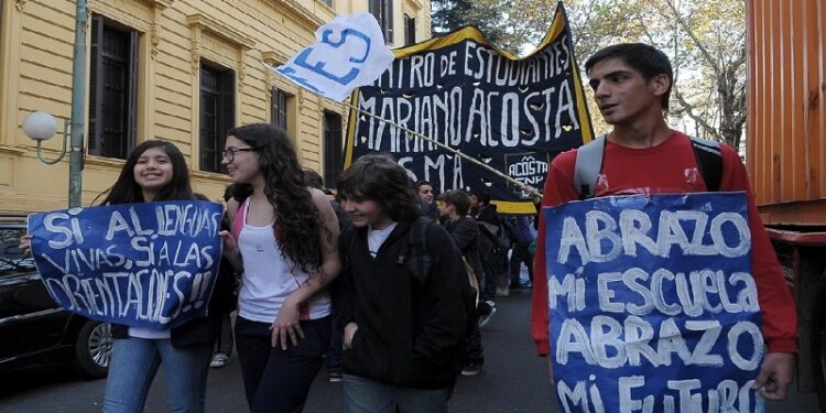 La irracionalidad no para. Acuña quita fondos a viajes solidarios en represalia por las tomas de escuelas en septiembre