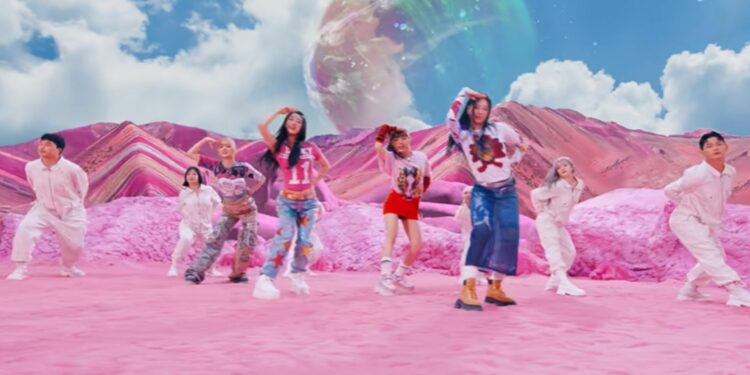 Montaña de 7 colores apareció en videoclip de 'Fifty Fifty'.