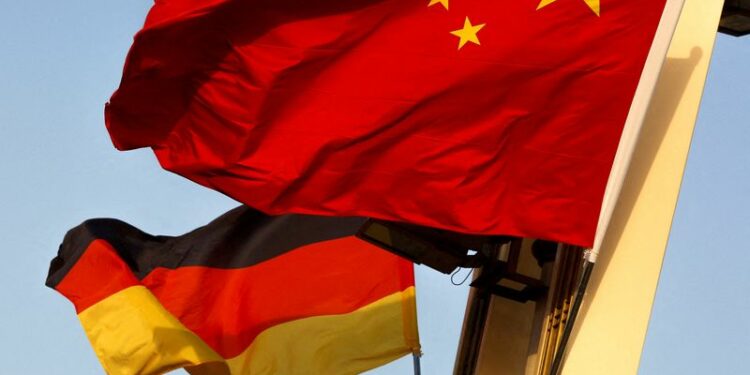 FOTO DE ARCHIVO: Las banderas nacionales de Alemania y China en la plaza de Tiananmen antes de la visita de la canciller alemana Angela Merkel en Pekín, China, 23 de mayo de 2018. REUTERS/Thomas Peter/File Photo/File Photo