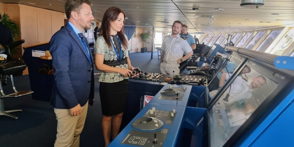 La presidenta del Puerto de Almería recibe a los pasajeros del crucero ‘Marella Explorer’