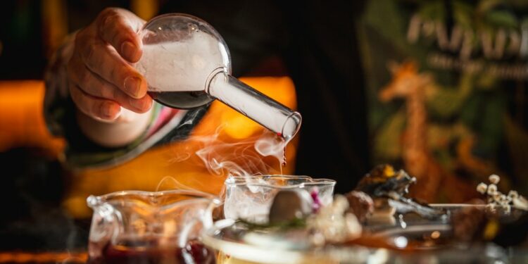 Preparación de un cocktail en Paradiso Barcelona