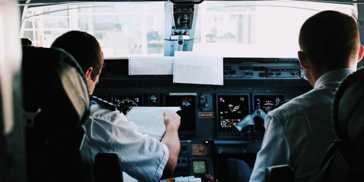 Las aerolíneas dicen que es seguro que los aviones vuelen con un solo piloto en cabina