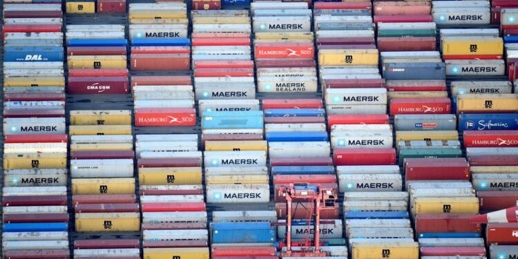 FOTO DE ARCHIVO: Contenedores en una terminal en el puerto de Hamburgo, Alemania 14 de noviembre de 2019. REUTERS/Fabian Bimmer