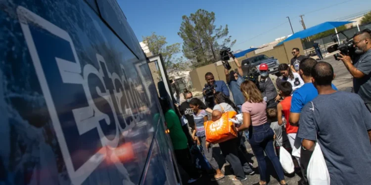 Liberan a más migrantes en las calles de El Paso, alcaldía cancela traslados a otras ciudades