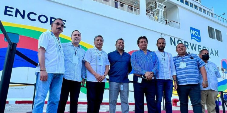 Llega el crucero Norwegian Encore al puerto de Acapulco, uno de los más grandes de los últimos 10 años