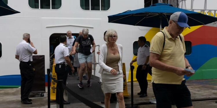 Llegan más de 2 mil turistas en cruceros