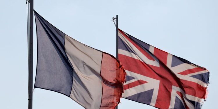 Una bandera francesa y una bandera nacional británica en Violaines, Francia, el 16 de octubre de 2020. REUTERS/Pascal Rossignol/Archivo