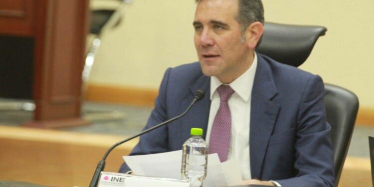 Lorenzo Córdova gasta más de 900 millones de pesos en viajes