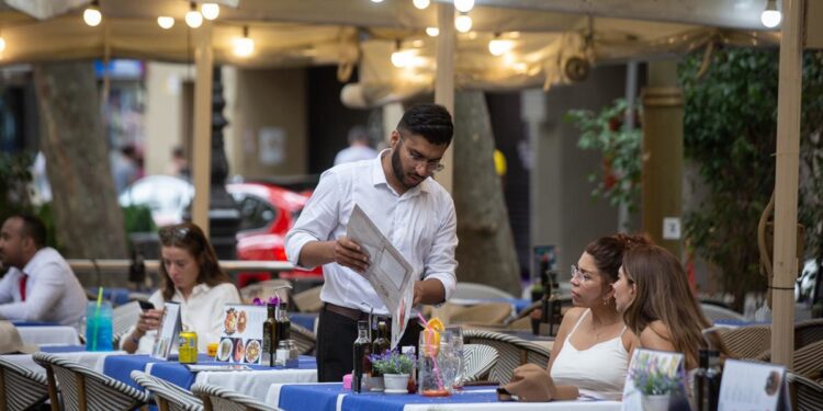 Los afiliados en Canarias a hostelería, agencias de viajes y operadores turísticos crecen un 9,9% en octubre