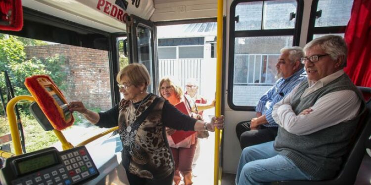 Los jubilados ya pueden viajar gratis en el transporte público en Tucumán