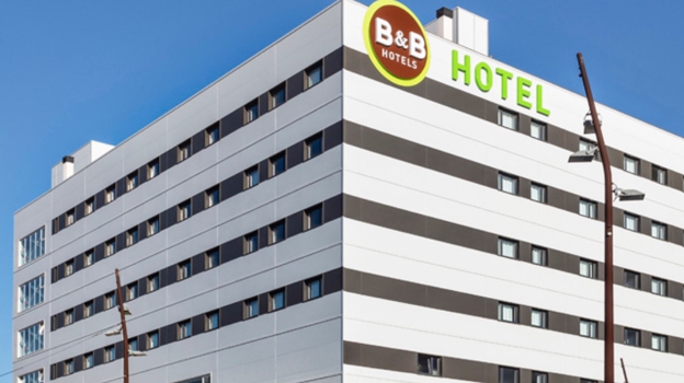 Fachada principal del hotel B&B en Vícar.