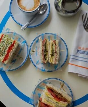 El pastrón es la estrella de los sándwiches de Café Mishiguene