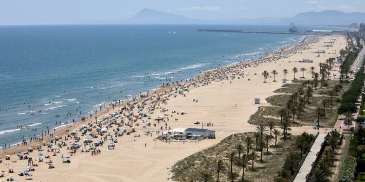 Los turistas bendicen a la playa de Gandia en la red