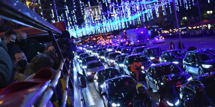Varios pasajeros en el autobús Naviluz el primer día de la puesta en marcha del servicio en 2021 (Foto: EP)