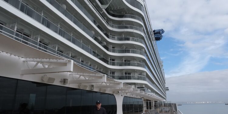 MSC Cruceros pospone la apertura de Cádiz como puerto de embarque pero aumenta las escalas