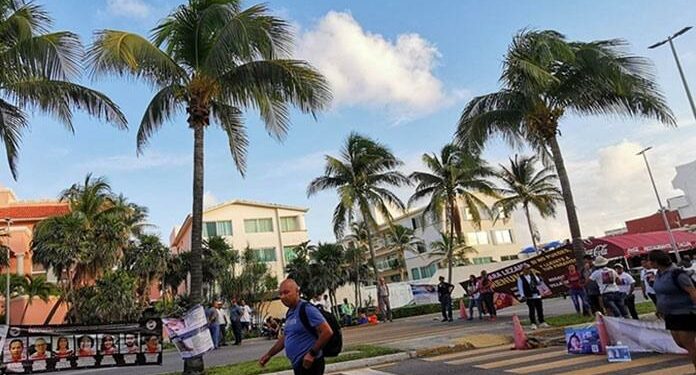 Madres buscadoras bloquean bulevar en zona turística de Cancún