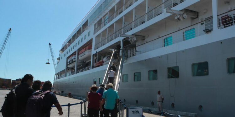 Más de 200 pasajeros recalan al Puerto de Arica en el séptimo crucero de la temporada