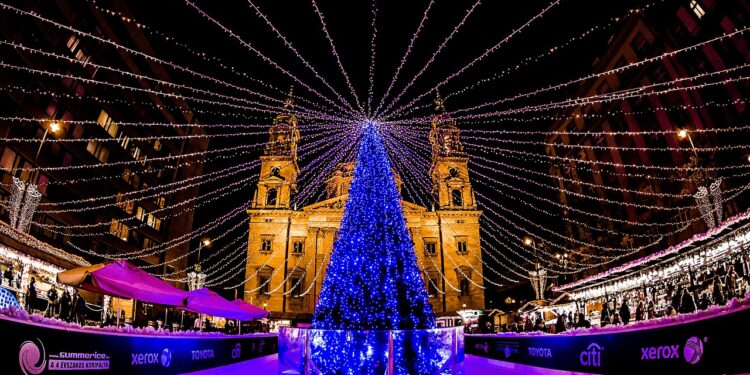 El árbol de Navidad frente a la Basílica de San Esteban en Budapest [Foto: artbejo/Pixabay]