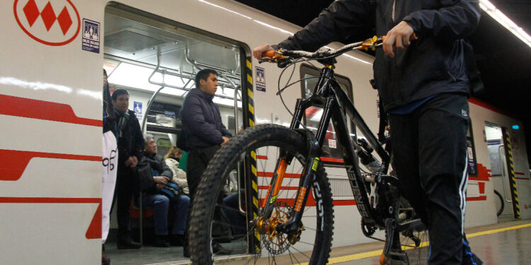 Metro de Santiago permitirá los viajes con bicicletas los días domingos