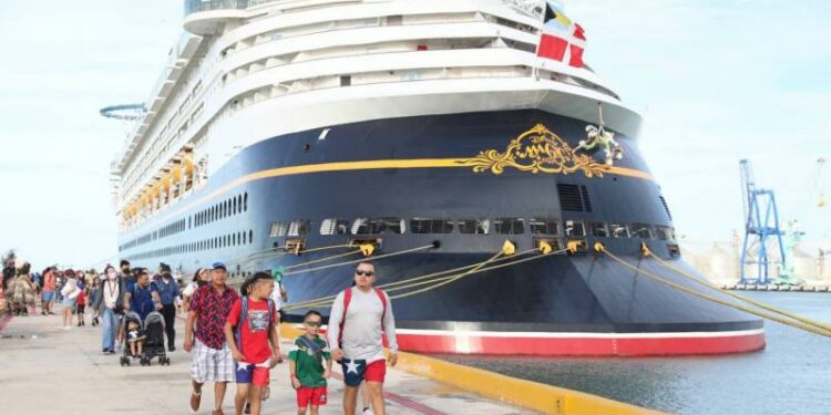 Miles de turistas llegan a Yucatán con el arribo del crucero Disney Magic