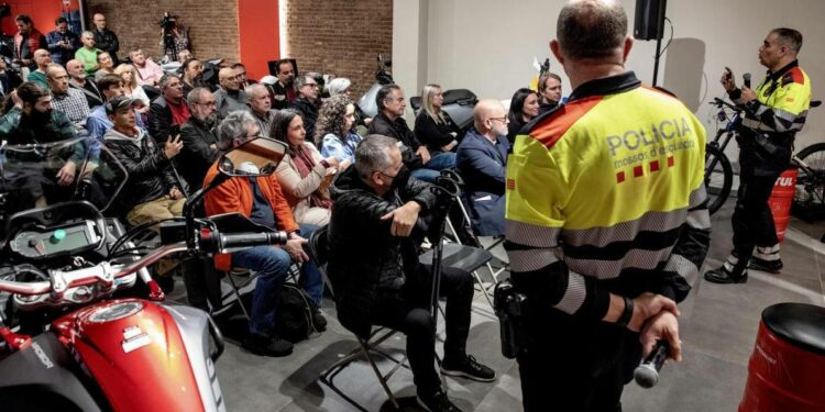 Mossos y motoristas comparten experiencias para rodar más seguros
