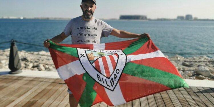 Mundial Qatar 2022 | De Bilbao a un crucero de Doha para colocar una ikurriña del Athletic delante de Harry Kane