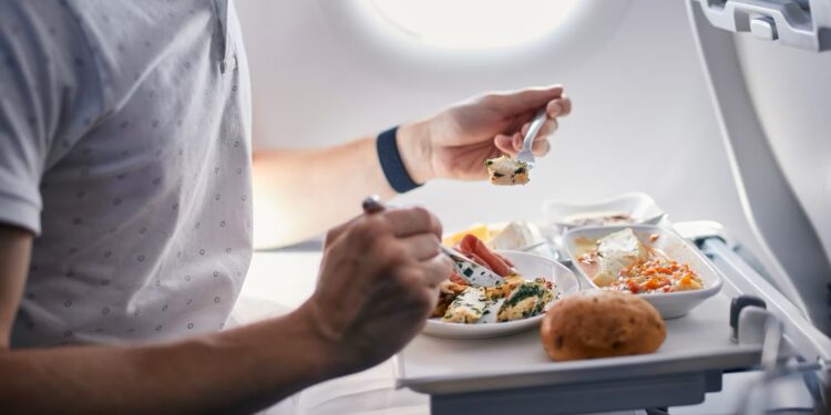 Imagen de referencia. Desde el próximo 1 de diciembre, Avianca tendrá un programa de venta a bordo, en el que los colombianos podrán adquirir comida. Foto: página web Avianca