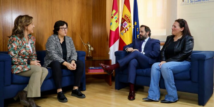 Núñez se reúne con la Asociación Empresarial de Agencias de Viajes de Castilla-La Mancha