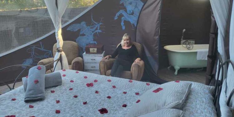 Núria en el interior de uno de los hoteles burbuja.