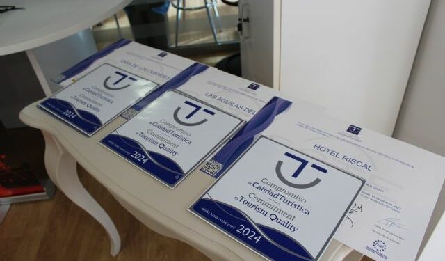 PUERTO LUMBRERAS / Puerto Lumbreras entrega los distintivos de calidad turística del Sistema Integral de Calidad Turística en Destinos (SICTED) a catorce empresas y servicios del municipio