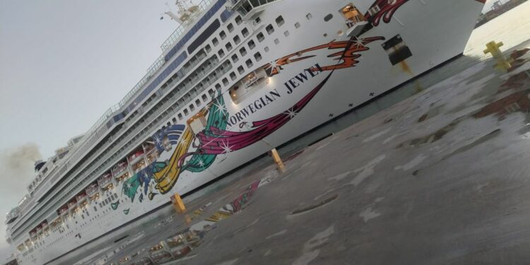 Panamá recibe 1,009 turistas de crucero Norwegian Jewel