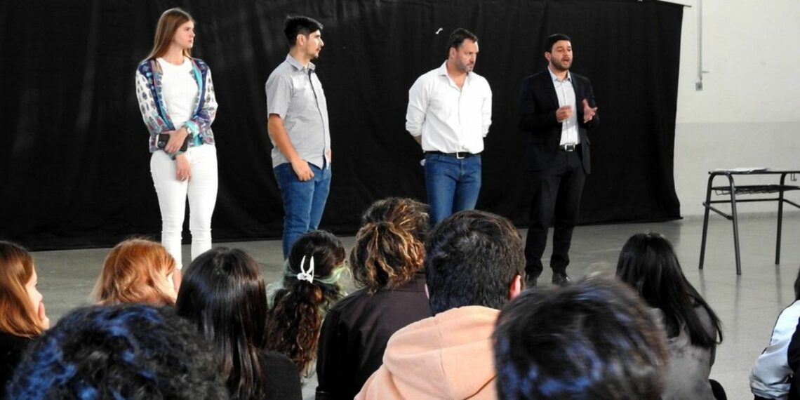 Para evitar estafas, Defensa al Consumidor ya capacita a estudiantes