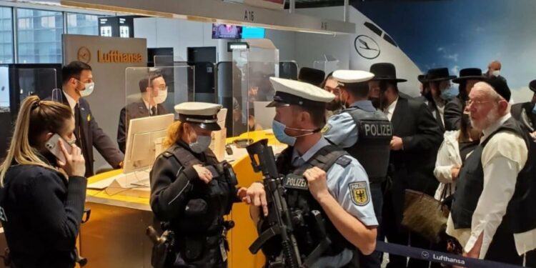 Pasajeros judíos expulsados ​​​​del vuelo de Lufthansa en mayo reciben $ 20,000