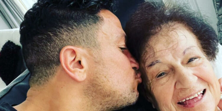 Peter Andre planea viajes a Australia para estar con su madre credit:Bang Showbiz
