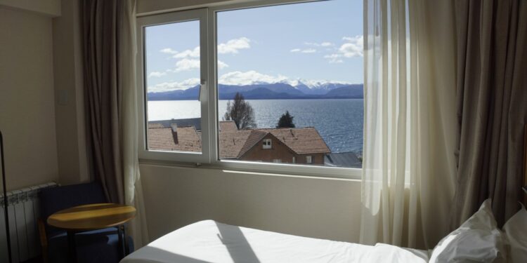 El Hotel Hampton by Hilton de Bariloche ofrece precios preferenciales a los clientes de Gyra.com (Crédito: Prensa Gyra.com)