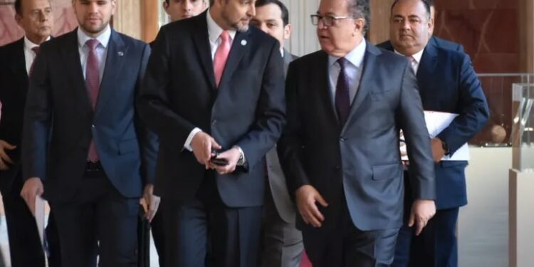 Poder Ejecutivo implementa restricción de viajes y viáticos de funcionarios al exterior - Política