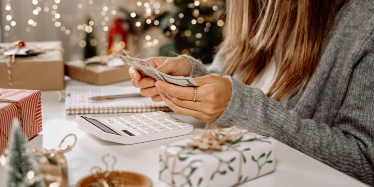 Este año más estadonidenses piensan recortar el presupuesto para las celebraciones navideñas.