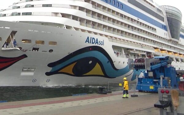 Puerto de Warnemünde ve partir a último crucero de AIDA de la temporada
