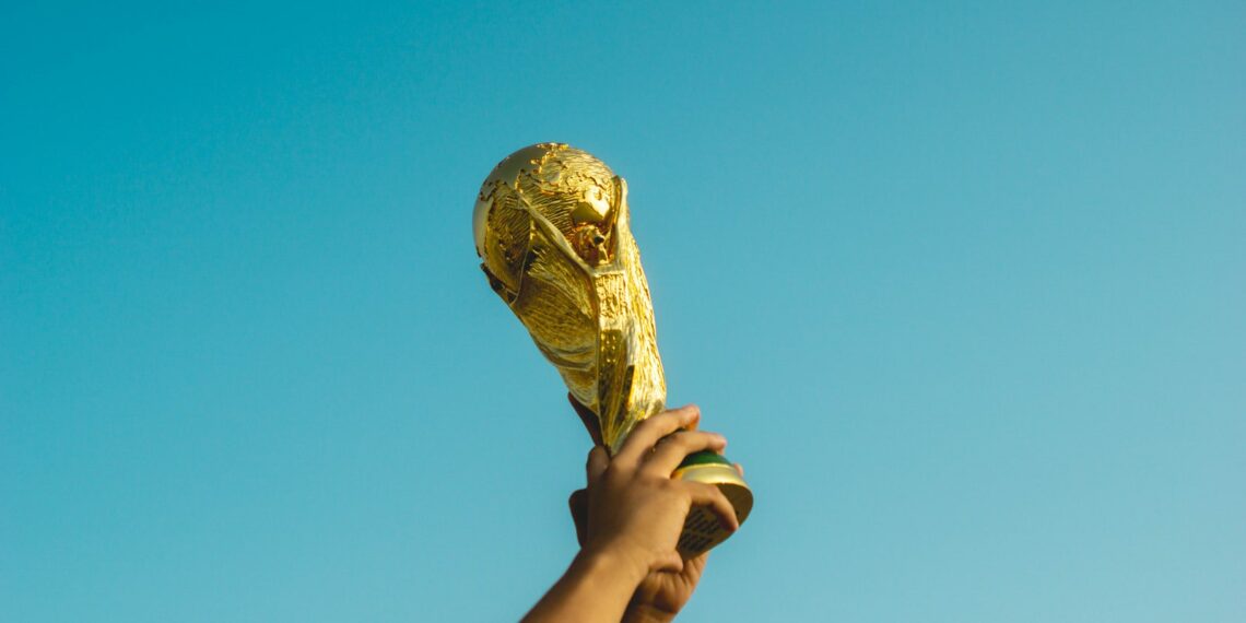 Copa del mundo elevada