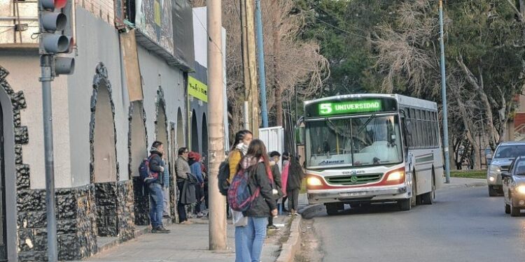 Quiénes pueden acceder al descuento en viajes en transporte público y a cuánto asciende