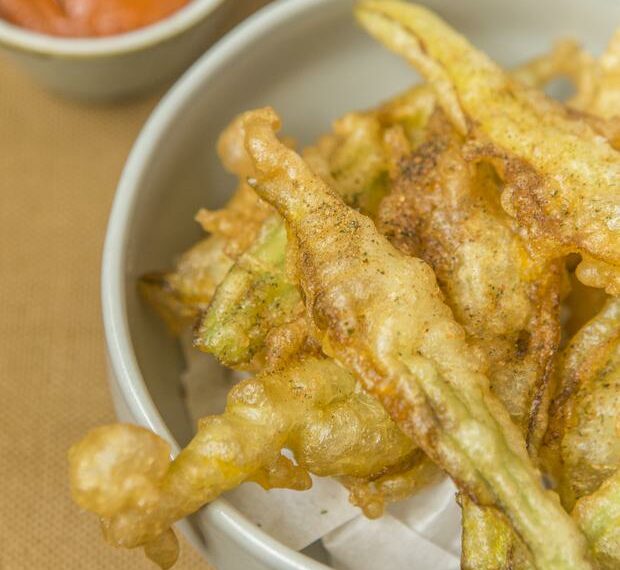 Flor de zucchini en tempura y salsa passata con n’duja (embutido italiano).